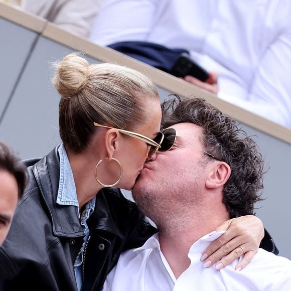 Laeticia Hallyday et son compagnon Frédéric Suant très amoureux dans les tribunes lors des Internationaux de France de Tennis de Roland Garros 2025, à Paris, France, le 26 mai 2025. © Jacovides-Moreau/Bestimage