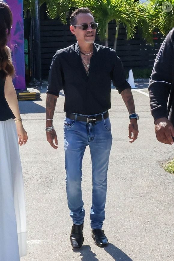 Un célèbre artiste, invité au mariage, a pris la parole.

Marc Anthony et sa femme Nadia Ferrer arrivent à l'événement Electric Powerboat Racing à Miami. Le couple de stars s'est arrêté pour saluer les fans à leur arrivée à l'événement. Photo par Backgrid USA / Bestimage