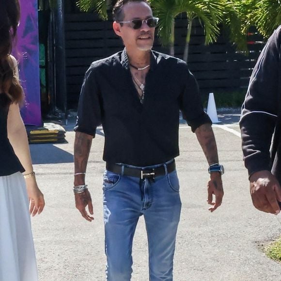 Un célèbre artiste, invité au mariage, a pris la parole.

Marc Anthony et sa femme Nadia Ferrer arrivent à l'événement Electric Powerboat Racing à Miami. Le couple de stars s'est arrêté pour saluer les fans à leur arrivée à l'événement. Photo par Backgrid USA / Bestimage