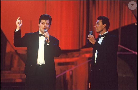Séparé de son ex-acolyte, Sacha Goëller, qui a trouvé refuge en Espagne, William Picard s'est confié sur son choix de quitter, lui aussi, la France. 

Archives - Le groupe Début de soirée lors de l'élection de Miss France 1989 @ AGENCE / BESTIMAGE