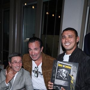 Philippe Caverivière, Marc Duvinage (co-auteur du Livre), Jean Dujardin, Brahim Asloum et Adil Rami - Vernissage de l'exposition photos et du livre "La Boxe fait son cinéma" à l’hôtel Brach à Paris le 23 Septembre 2025. Ces clichés rendent hommage à plus de cinquante acteurs immortalisés dans des scènes où le noble art rencontre le 7ème art. © Denis Guignebourg/Bestimage