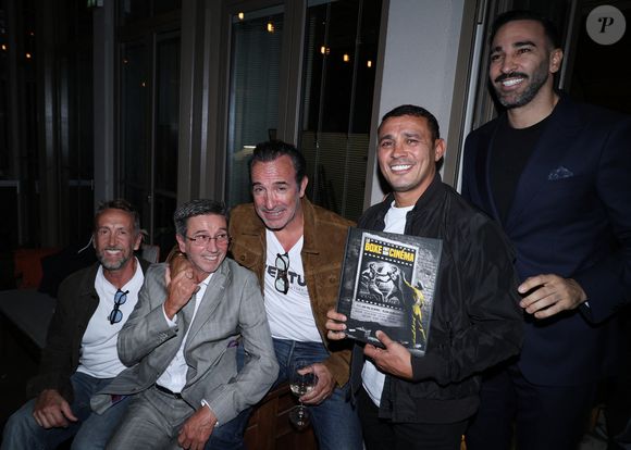 Philippe Caverivière, Marc Duvinage (co-auteur du Livre), Jean Dujardin, Brahim Asloum et Adil Rami - Vernissage de l'exposition photos et du livre "La Boxe fait son cinéma" à l’hôtel Brach à Paris le 23 Septembre 2025. Ces clichés rendent hommage à plus de cinquante acteurs immortalisés dans des scènes où le noble art rencontre le 7ème art. © Denis Guignebourg/Bestimage