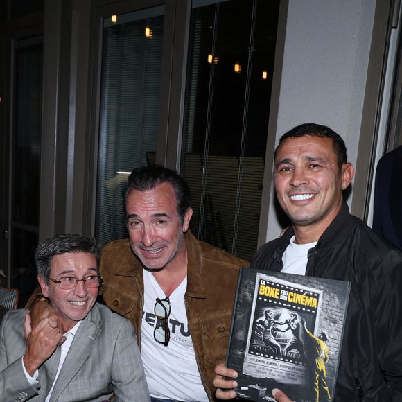 Philippe Caverivière, Marc Duvinage (co-auteur du Livre), Jean Dujardin, Brahim Asloum et Adil Rami - Vernissage de l'exposition photos et du livre "La Boxe fait son cinéma" à l’hôtel Brach à Paris le 23 Septembre 2025. Ces clichés rendent hommage à plus de cinquante acteurs immortalisés dans des scènes où le noble art rencontre le 7ème art. © Denis Guignebourg/Bestimage
