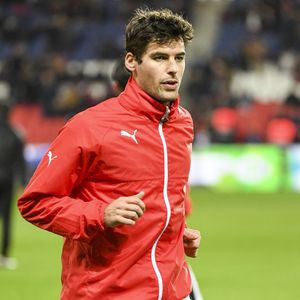 Yoann Gourcuff - Karine Ferri encourage son compagnon Yoann Gourcuff lors du match Psg-Rennes au Parc des Princes à Paris le 6 novembre 2016.  (victoire 4-0 du Psg)  © Pierre Perusseau/Bestimage