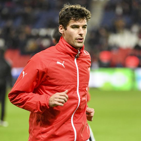 Yoann Gourcuff - Karine Ferri encourage son compagnon Yoann Gourcuff lors du match Psg-Rennes au Parc des Princes à Paris le 6 novembre 2016.  (victoire 4-0 du Psg)  © Pierre Perusseau/Bestimage