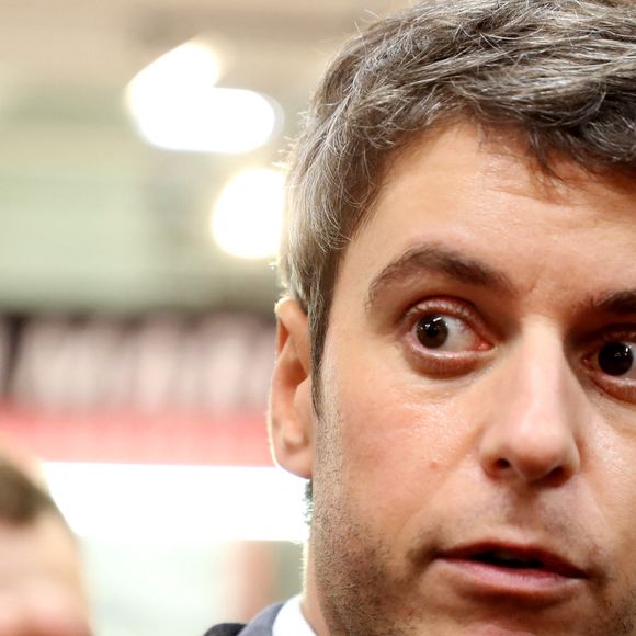 L'ancien premier ministre Gabriel Attal dans le cadre d'une tournée des regions rencontre les commercants et des habitants de Bordeaux sur le marché des Capucins en compagnie de Thomas Cazenave ancien ministre aux comptes publics, député et homme politique local, le 14 fevrier 2025 à Bordeaux, France. © Patrick Bernard/ Bestimage