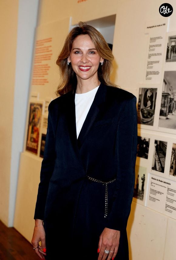 Aujourd’hui, l’animatrice revient avec franchise sur le parcours qui l’a menée à la télévision.

Ophélie Meunier - Vernissage de l'exposition "Les grands âges", photographies de Nikos Aliagas au musée de l'Homme à Paris le 7 avril 2026. © Dominique Jacovides/Bestimage