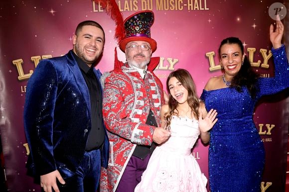 Exclusif - Ahcène Menacer (Star Academy 2022), Oscar Sisto et Jenna Otmani (Lilly) à la première du spectacle "Lilly et le Palais du Music-Hall" au théâtre de la Tour Eiffel à Paris, France, le 29 novembre 2025. © Cédric Perrin/Bestimage