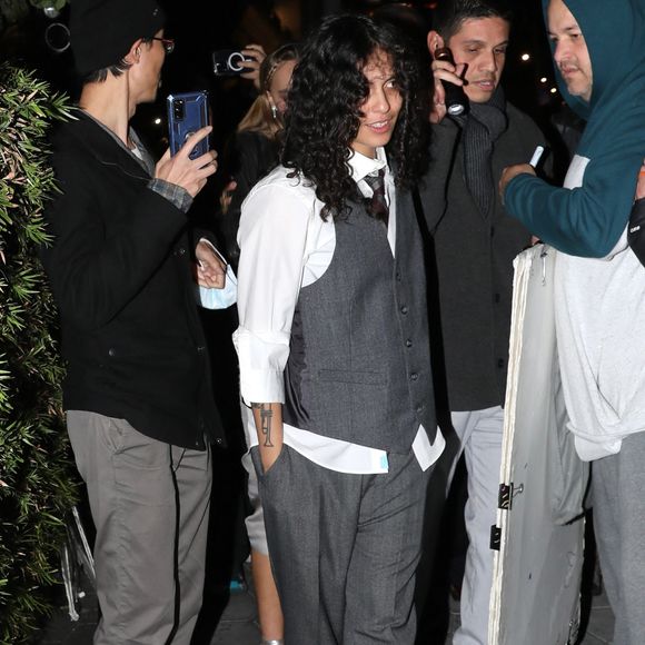 Lily-Rose Depp et 070 Shake se rendant à l'avant-première du film "Nosferatu" à Hollywood le 12 décembre 2024
