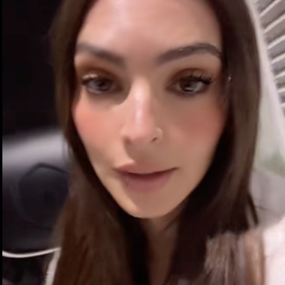 Sur Tiktok, elle a largement critiqué cette mission, se demandant pourquoi elle a eu lieu et son but marketing.

Emily Ratajkowski critique le vol spatial de Katy Perry sur TikTok