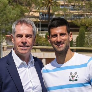 Marc Maury et Novak Djokovic - Match d'exhibition amical de tennis au Larvotto à Monaco pour lancer le Monte Carlo Rolex Masters, le 8 avril 2023. Ce tournoi est l'un des tournois les plus vieux et le plus prestigieux du monde, il a fêté sa centième édition en 2006 et se joue sur terre battue. © Claudia Albuquerque / Bestimage