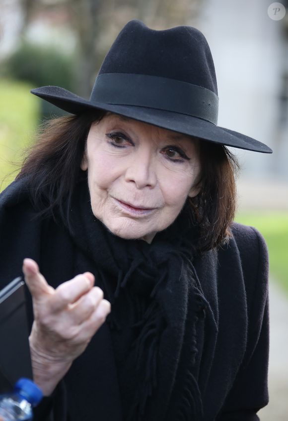 Juliette Gréco - Obsèques de Hélène Duc au cimetière du Père Lachaise à Paris, le 28 novembre 2014.