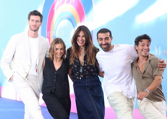 Mais une chose est sûre, cette nouvelle arrivée pourrait bien créer de nouveaux rebondissements à l’hôtel Bartoli où les personnages évoluent.

Jean-Baptiste Maunier, Marion Aymé, Helena Noguerra, Mhamed Arezki et Kevin Dias - Photocall de "Un nouveau jour" lors du 64ème Festival de Télévision de Monte Carlo au Grimaldi Forum de Monaco le 14 juin 2025. © Denis Guignebourg / Bestimage