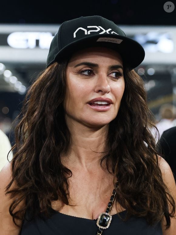 Casquette noire sur la tête et débardeur de la même couleur, Penélope Cruz a eu l’air d’apprécier sa venue

Penelope Cruz à Abu Dhabi, pendant le Grand Prix de Formule 1 au circuit Yas Marina le 8 décembre 2024 à Abu Dhabi. ( © Beata Zawrzel / Zuma Press / Bestimage