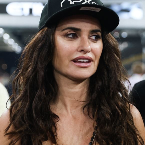 Casquette noire sur la tête et débardeur de la même couleur, Penélope Cruz a eu l’air d’apprécier sa venue

Penelope Cruz à Abu Dhabi, pendant le Grand Prix de Formule 1 au circuit Yas Marina le 8 décembre 2024 à Abu Dhabi. ( © Beata Zawrzel / Zuma Press / Bestimage