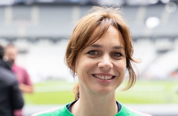 Nathalie Péchalat s'est en effet mise... au vélo ! La quadragénaire a grimpé sur une bicyclette et a effectué une reconnaissance de la 8e étape du Tour de France Femmes, sur les routes des Bauges et de Maurienne, rapporte "Le Progrès".

Nathalie Péchalat lors de la "Journée De L'Evasion 2025" au Stade de France à Saint-Denis, le 28 mai 2025. © Thibault Duboucher / Bestimage