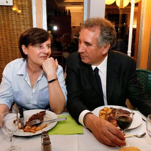 Président du Parti du Centre (MoDem) et candidat à la mairie de Pau, François Bayrou célèbre avec sa femme Elisabeth après avoir remporté le vote à l'issue du second tour des élections municipales françaises, à Pau, dans le sud-ouest de la France, le 30 mars 2014. Photo by Patrick Bernard/ABACAPRESS.COM