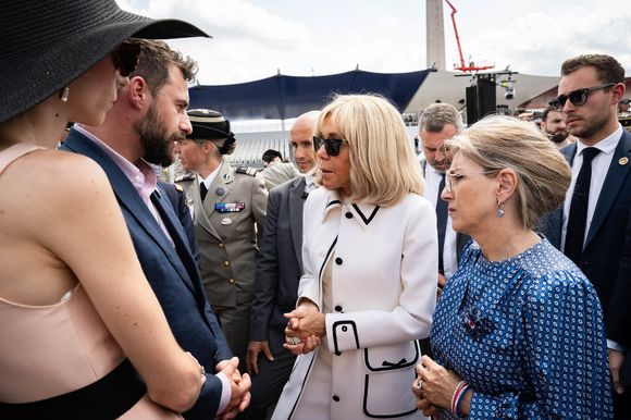 Brigitte Macron, rencontre des militaires, lors de  la cérémonie militaire du 14 juillet 2025 à Paris.

© Eric Tschaen / Pool / Bestimage