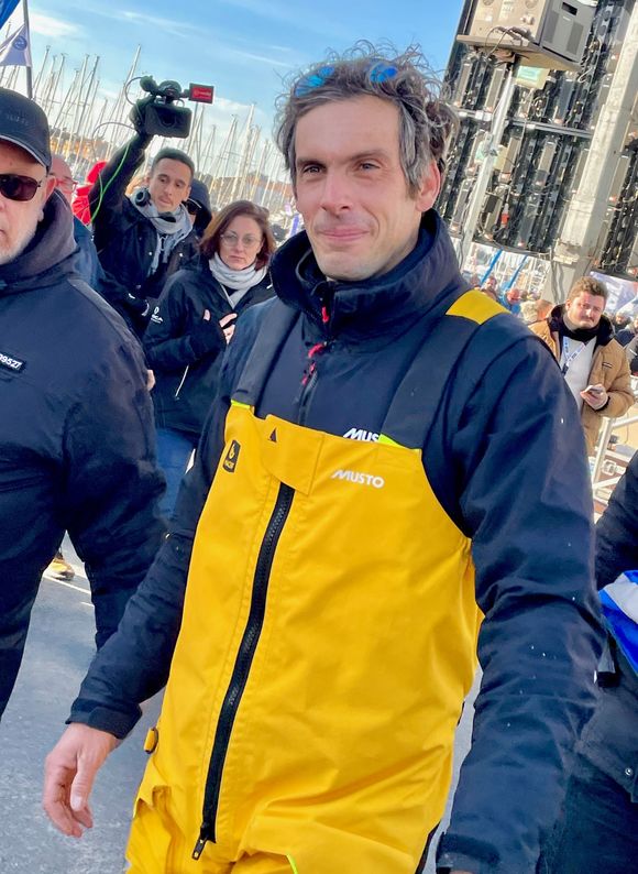 Charlie Dalin - Le skipper de Macif Charlie Dalin remporte la dixième édition du tour du monde en solitaire Vendée Globe en pulvérisant le record de l’épreuve en 64 jours, 19 heures 22 minutes et 49 secondes aux Sables-d'Olonne, France, le 14 janvier 2025. © Fabien Faure/Bestimage