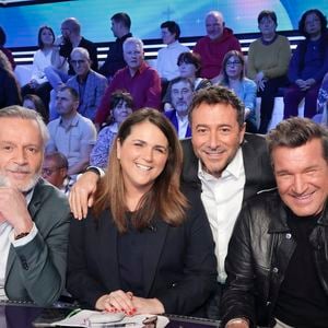 Jean-Michel Maire, Valérie Benaim, Bernard Montiel, Benjamin Castaldi, sur le plateau de l’émission « TPMP » présentée par C.Hanouna et diffusée en direct sur C8, Paris, France, le 26 fevrier 2025. © Jack Tribeca / Bestimage