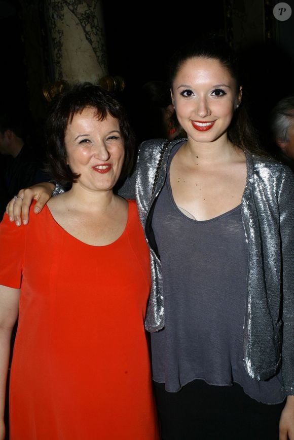 Anne Roumanoff et sa fille Alice Vaillant - Anne Roumanoff inaugure sa statue de cire au musee Grevin a Paris le 10 juin 2013. © Jlppa / Bestimage