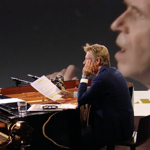 Laurent Delahousse reçoit Julien Clerc dans l'émission "20h30 le dimanche", France 2, le 8 juin 2025.