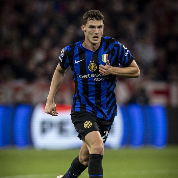 Benjamin, habillé par Giorgio Armani, portait des tenues pensées en harmonie avec celles de son épouse. 

Mariage - Benjamin Pavard et Kleofina Pnishi se sont mariés en Italie - Benjamin Pavard Elyxandro Cegarra / PsnewZ / Bestimage