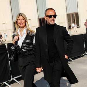 Nikos Aliagas avec sa femme Tina Grigoriou au défilé Elie Saab "Collection Prêt-à-Porter Automne/Hiver 2025-2026" lors de la Fashion Week de Paris (PFW), le 7 mars 2025. 
© Christophe Clovis / Bestimage