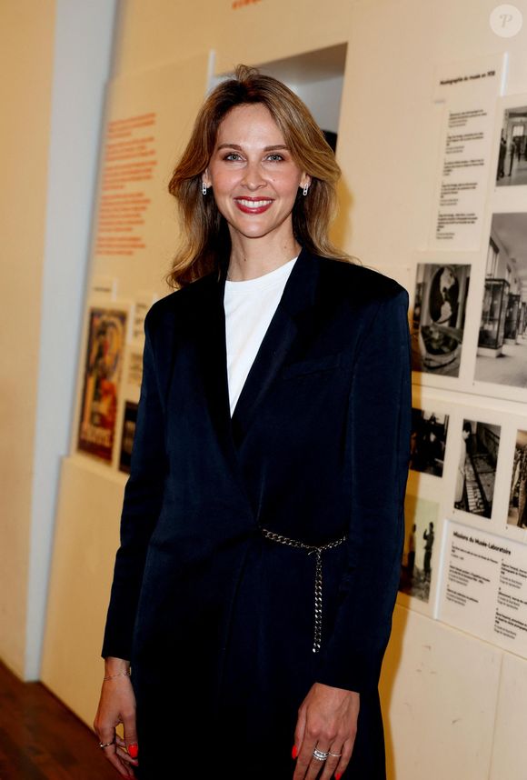 Selon elle, cette méthode basée sur l’écoute et l’échange fonctionne efficacement depuis plusieurs années.

Ophélie Meunier - Vernissage de l'exposition "Les grands âges", photographies de Nikos Aliagas au musée de l'Homme à Paris le 7 avril 2026. © Dominique Jacovides/Bestimage
