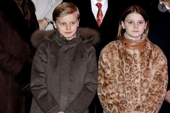 Une séance photo lumineuse signée Vanessa von Zitzewitz dans les salons dorés de Monaco a donné naissance à de très jolis portraits sur lesquels les jumeaux sont vêtus de blanc.

La princesse Gabriella et le prince héréditaire Jacques ont inauguré le marché de Noël sur le port Hercule à Monaco, le 5 décembre 2025.  © Claudia Albuquerque/Bestimage