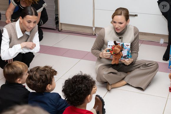 Le prince Albert II de Monaco et la princesse Charlène de Monaco assistent au spectacle de Noël à la crèche de la Croix-Rouge Rosine Sanmori et participent à la traditionnelle distribution de cadeaux de Noël à Monaco. Photo par Olivier Huitel / Pool Monaco / Bestimage