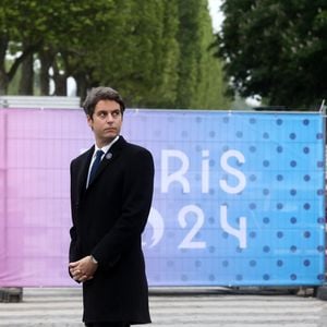 Le premier ministre Gabriel Attal lors de la cérémonie de commémoration du 79ème anniversaire de la Victoire du 8 mai 1945, devant la Statue du Général de Gaulle, à Paris, France, le 8 mai 2024. © Stéphane Lemouton / Bestimage