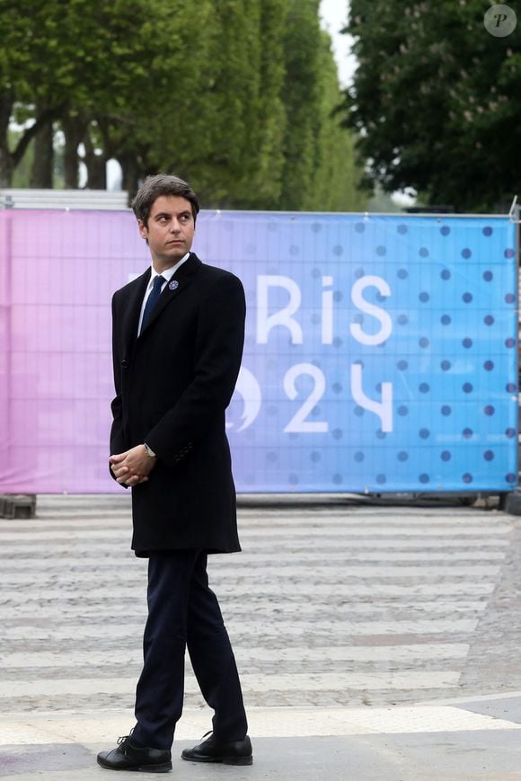 Le premier ministre Gabriel Attal lors de la cérémonie de commémoration du 79ème anniversaire de la Victoire du 8 mai 1945, devant la Statue du Général de Gaulle, à Paris, France, le 8 mai 2024. © Stéphane Lemouton / Bestimage