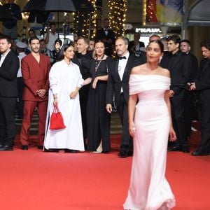 et son mari n'avait d'yeux que pour elle

Julia Ducournau, Tahar Rahim (qui admire son épouse Leïla Bekhti) - Montée des marches du film « Alpha » lors du 78ème Festival International du Film de Cannes, au Palais des Festivals à Cannes 
© Jacovides-Moreau / Bestimage
