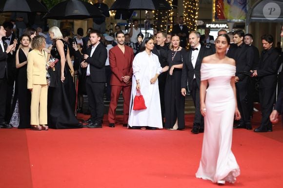 et son mari n'avait d'yeux que pour elle

Julia Ducournau, Tahar Rahim (qui admire son épouse Leïla Bekhti) - Montée des marches du film « Alpha » lors du 78ème Festival International du Film de Cannes, au Palais des Festivals à Cannes 
© Jacovides-Moreau / Bestimage