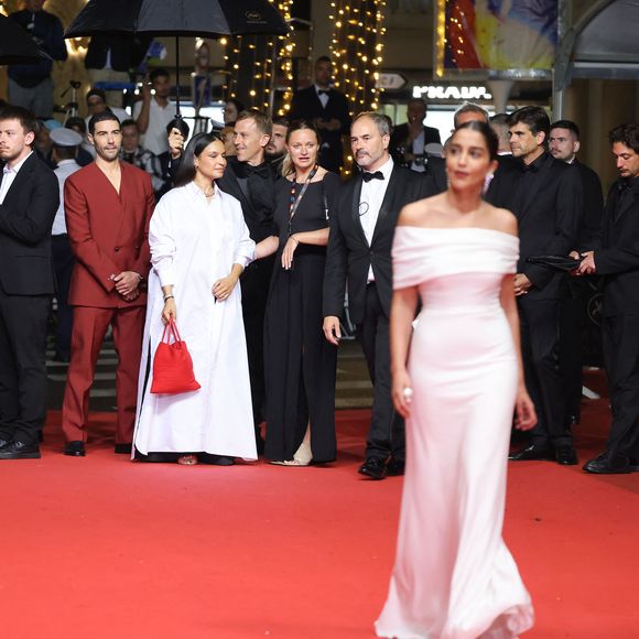 et son mari n'avait d'yeux que pour elle

Julia Ducournau, Tahar Rahim (qui admire son épouse Leïla Bekhti) - Montée des marches du film « Alpha » lors du 78ème Festival International du Film de Cannes, au Palais des Festivals à Cannes 
© Jacovides-Moreau / Bestimage
