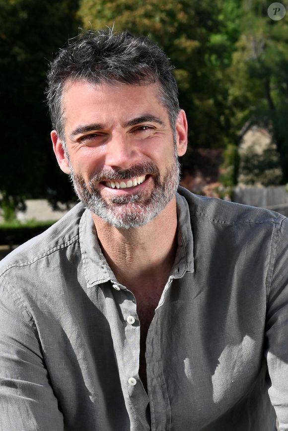 Exclusif - Rendez-vous avec Gil Alma à Evaux-les-Bains, sur la route des villes d'eaux du Massif Central, le 12 août 2025. Gil Alma ("Nos Chers Voisins"), jouera le rôle principal, aux côtés d'E.Bernheimn, dans la nouvelle série de France 2, "Dans de beaux draps" diffusée à la rentrée.
© Bruno Bebert / Bestimage
