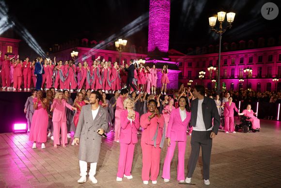 Amir, Evelyne Dhéliat, Claudia Tagbo, Alice Detollenaere et son compagnon Camille Lacourt - Lancement de la campagne Octobre Rose 2024 sur la Place Vendôme à Paris le 30 septembre 2024, autour d'un spectacle magique et émouvant, mettant en scène des femmes concernées, mis en scène par Amir pour le coup d'envoi de la campagne annuelle de lutte contre les cancers du sein. © Coadic Guirec/Bestimage