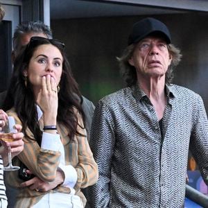 Mick Jagger et sa compagne Melanie Hamrick assistent aux épreuves d'athlétisme lors des Jeux Olympiques de Paris2024 (JO), le 8 août 2024. 
© Perusseau-Jacovides / Bestimage