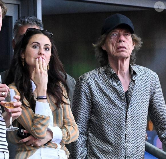 Mick Jagger et sa compagne Melanie Hamrick assistent aux épreuves d'athlétisme lors des Jeux Olympiques de Paris2024 (JO), le 8 août 2024. 
© Perusseau-Jacovides / Bestimage