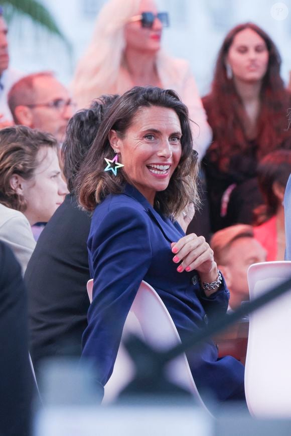 Elle est également ravie de retrouver son public lors de ses conférences. 

Alessandra Sublet - Emission "C à vous" lors du 76ème Festival International du Film de Cannes le 24 mai 2023. © Jack Tribeca / Bestimage