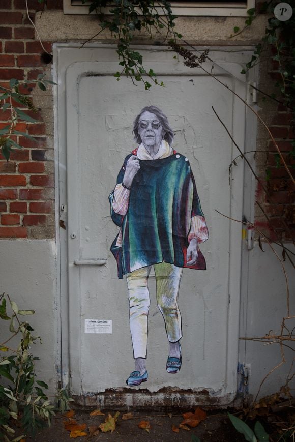 L'artiste de rue LaDame Quicolle a tapissé les murs de Lille avec des portraits de Gisèle Pelicot.
La street artiste, victime elle-même d'un viol à 19 ans, a entamé en 2021 une série de portraits de femmes marquées par la violence. La victime des viols de Mazan s'inscrit dans cette série. Lille, le 19 octobre 2024.
© Stéphane Vansteenkiste/Bestimage