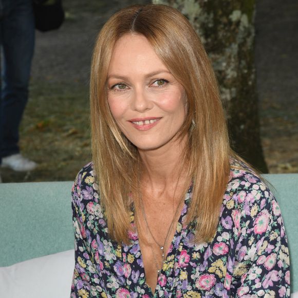 Vanessa Paradis au photocall du film "Cette musique ne joue pour personne"  lors du 14ème Festival du Film Francophone d'Angoulême - Photocall du film "Cette musique ne joue pour personne" lors du 14ème Festival du Film Francophone d'Angoulême. Le 28 août 2021
© Coadic Guirec / Bestimage