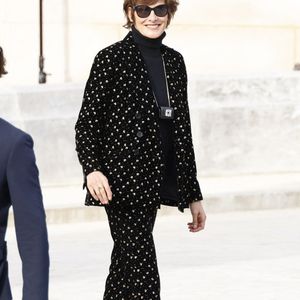 Inès de La Fressange - Arrivées au défilé de mode féminine Chanel printemps-été 2025 lors de la Fashion Week de Paris (PFW), au Grand Palais, à Paris, France, le 1er octobre 2024. © Aubert-Clovis/Bestimage