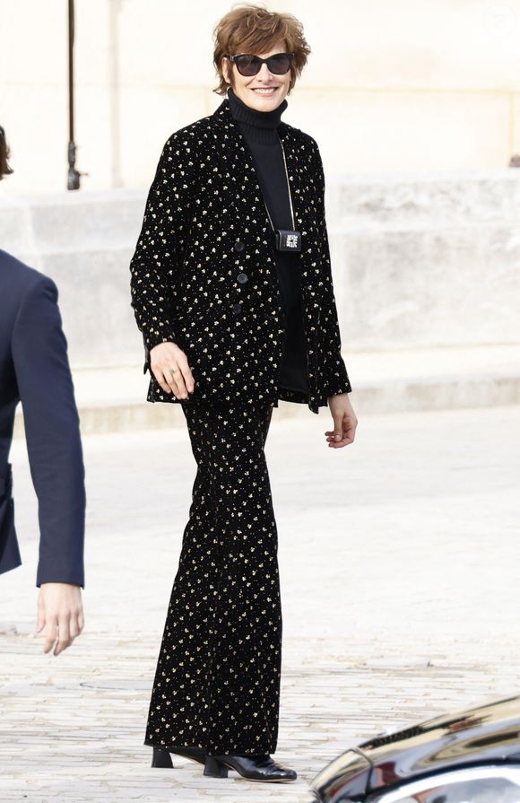 Inès de La Fressange - Arrivées au défilé de mode féminine Chanel printemps-été 2025 lors de la Fashion Week de Paris (PFW), au Grand Palais, à Paris, France, le 1er octobre 2024. © Aubert-Clovis/Bestimage