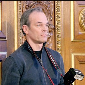 Archives - Laurent Baffie prend des photos pendant le direct sur le tournage de l'émission 'Le plus grand Francais de tous les temps' a l'intérieur de l'hémicycle du Sénat, présenté par Michel Drucker & Thierry Ardisson. 
Crédit : Guillaume Gaffiot/Bestimage