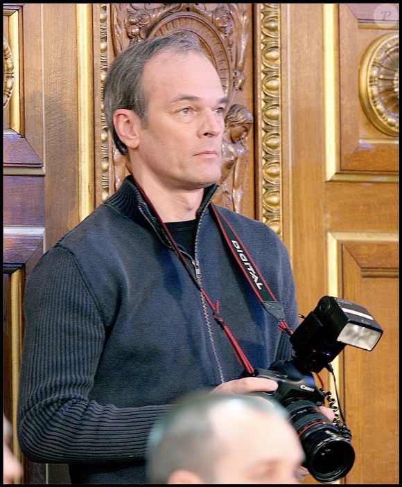 Archives - Laurent Baffie prend des photos pendant le direct sur le tournage de l'émission 'Le plus grand Francais de tous les temps' a l'intérieur de l'hémicycle du Sénat, présenté par Michel Drucker & Thierry Ardisson. 
Crédit : Guillaume Gaffiot/Bestimage