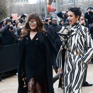 Aux côtés de Farida Khelfa, l'épouse de Nicolas Sarkozy est apparue en total look noir et collants dentelle.

Carla Bruni et Farida Khelfa u défilé Schiaparelli "Collection Haute Couture Printemps/Eté 2025" lors de la Fashion Week de Paris (PFW) au Petit Palais le 27 janvier 2025. © Christophe Clovis / Bestimage