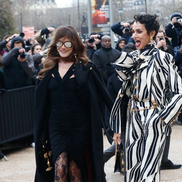 Aux côtés de Farida Khelfa, l'épouse de Nicolas Sarkozy est apparue en total look noir et collants dentelle.

Carla Bruni et Farida Khelfa u défilé Schiaparelli "Collection Haute Couture Printemps/Eté 2025" lors de la Fashion Week de Paris (PFW) au Petit Palais le 27 janvier 2025. © Christophe Clovis / Bestimage