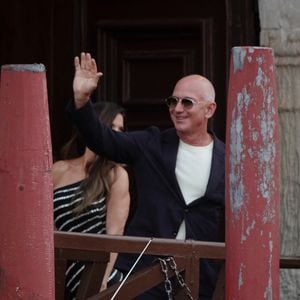 Venise, ITALIE - Jeff Bezos et sa fiancée Lauren Sánchez ont été aperçus arrivant en bateau pour un élégant dîner précédant leur mariage, en compagnie de Diane von Fürstenberg et Barry Diller, dans le somptueux Palazzo Brandolini. Le couple a fait une entrée remarquée, tout en style, à la veille des festivités. Le 26 juin 2025. Backgrid UK/ Bestimage

Sur la photo : Jeff Bezos, Lauren Sánchez